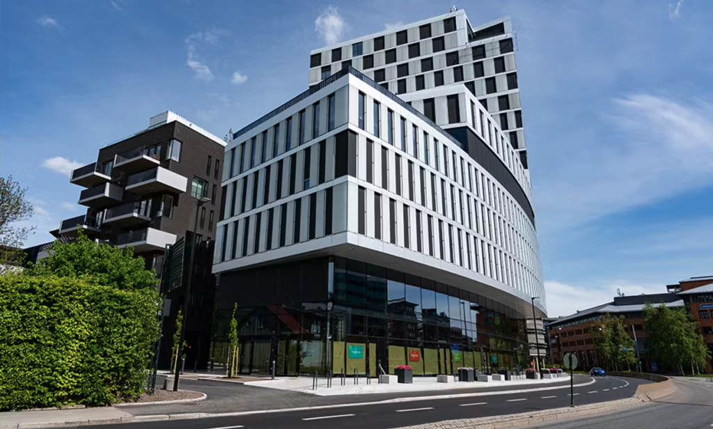 קירות מסך סולאריים (PV Curtain Wall) – חדשנות באדריכלות בת קיימא 1 Screen Shot 2023 07 04 at 19.30.58