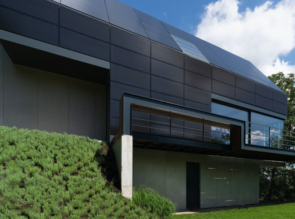 מערכות סולאריות ברכסים 1 בנייה מודרנית וירוקה משולבת גגות וחיפוי קירות סולארי