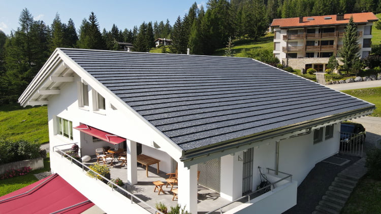 התקנת גג סולארי - המדריך המקצועי של BIPV 4 Megasol roof 750