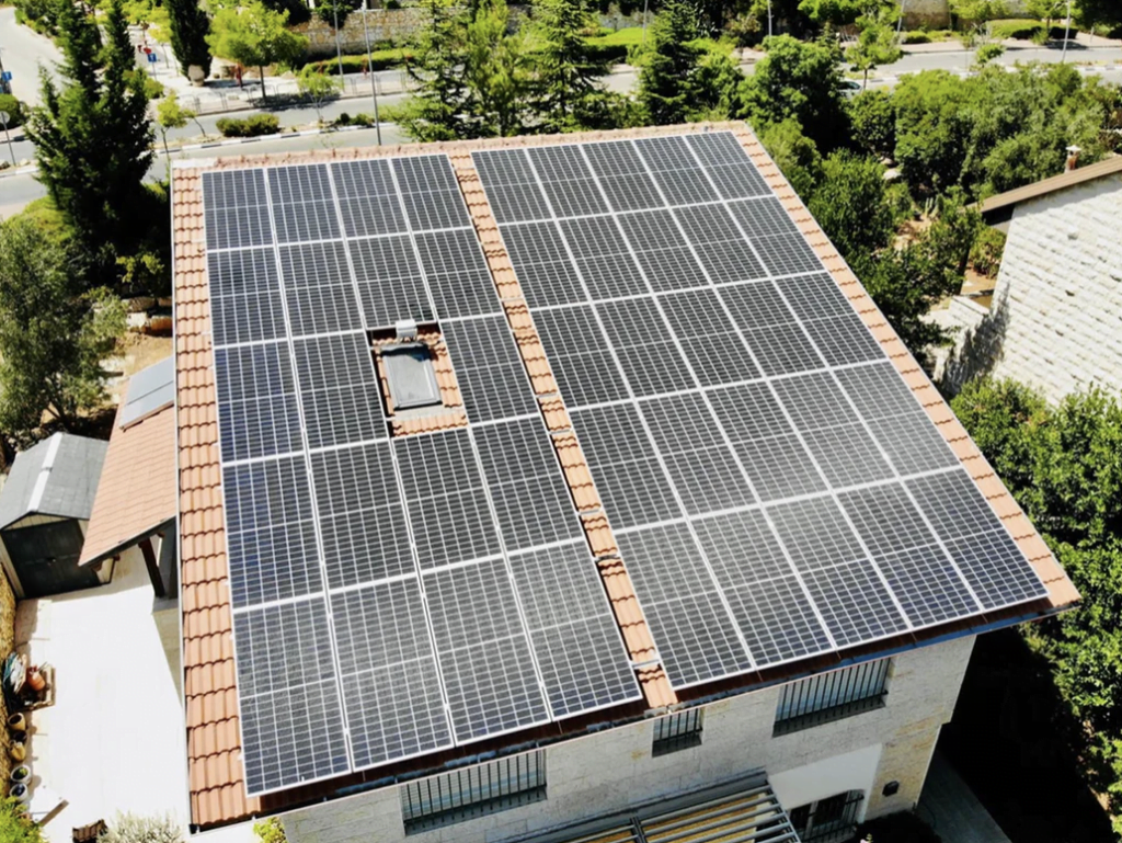 לא רק לגג: פתרונות בניה סולארית לבתים ובניינים בישראל 4 בניה סולארית