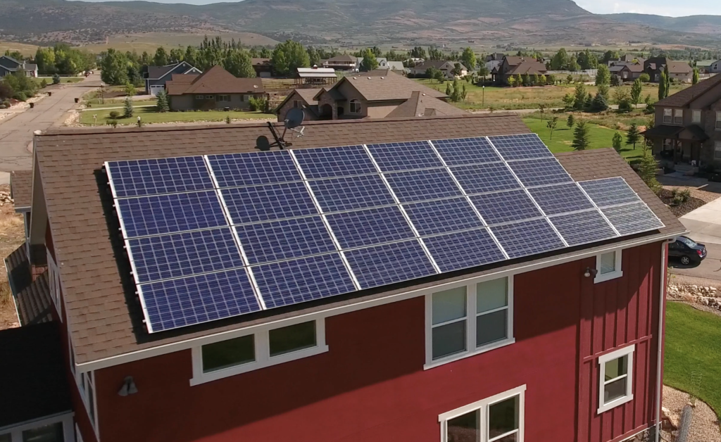 מערכות סולאריות בנצרת 1 גג רעפים עם מערכת פאנלים פוטו וולטאיים סולארי חשמלי