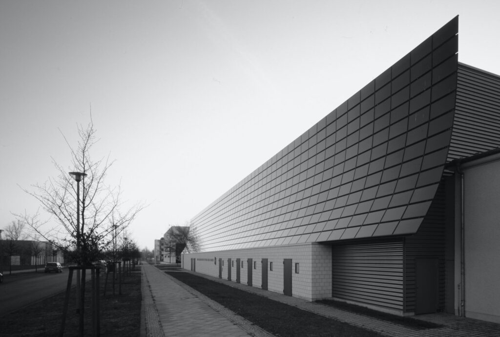 מערכות סולאריות בקריית אונו 1 חיפוי קירות מבנה עם פאנל סולארי