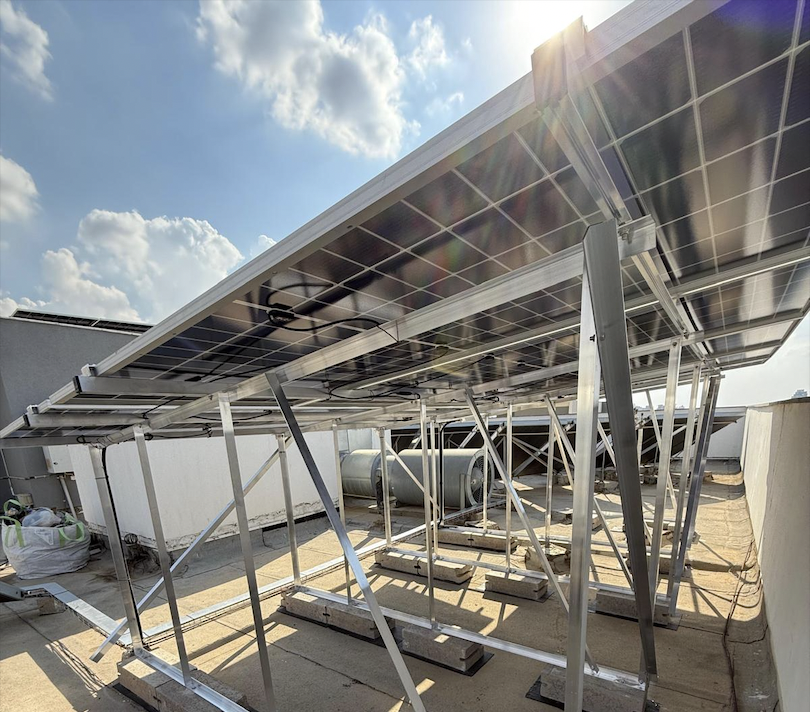 הפאנל הסולארי גם מגן על בידוד הגג ומאריך את חיי האיטום הביטומני