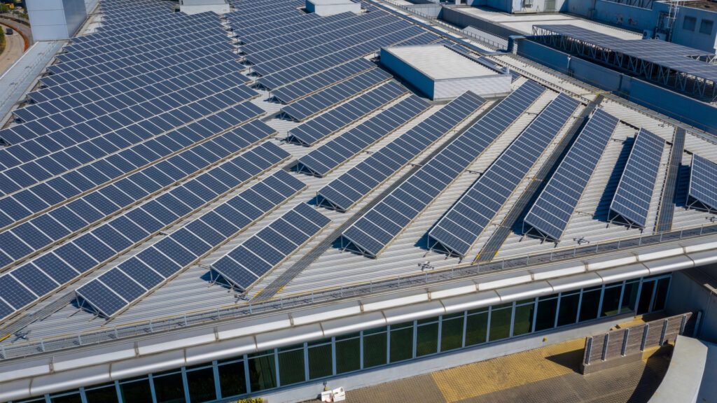 מערכות סולאריות בכרמיאל, גגות סולאריים כרמיאל 1 מערכת סולארית מסחרית על גג גדול