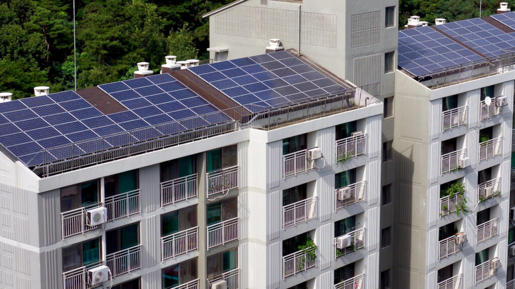 אגירת אנרגיה - מדריך המלא לאגירת אנרגיה סולארית ביתית ולשילוב מערכות סולאריות עם אגירה 4 בית משותך עם סולארי + אגירה