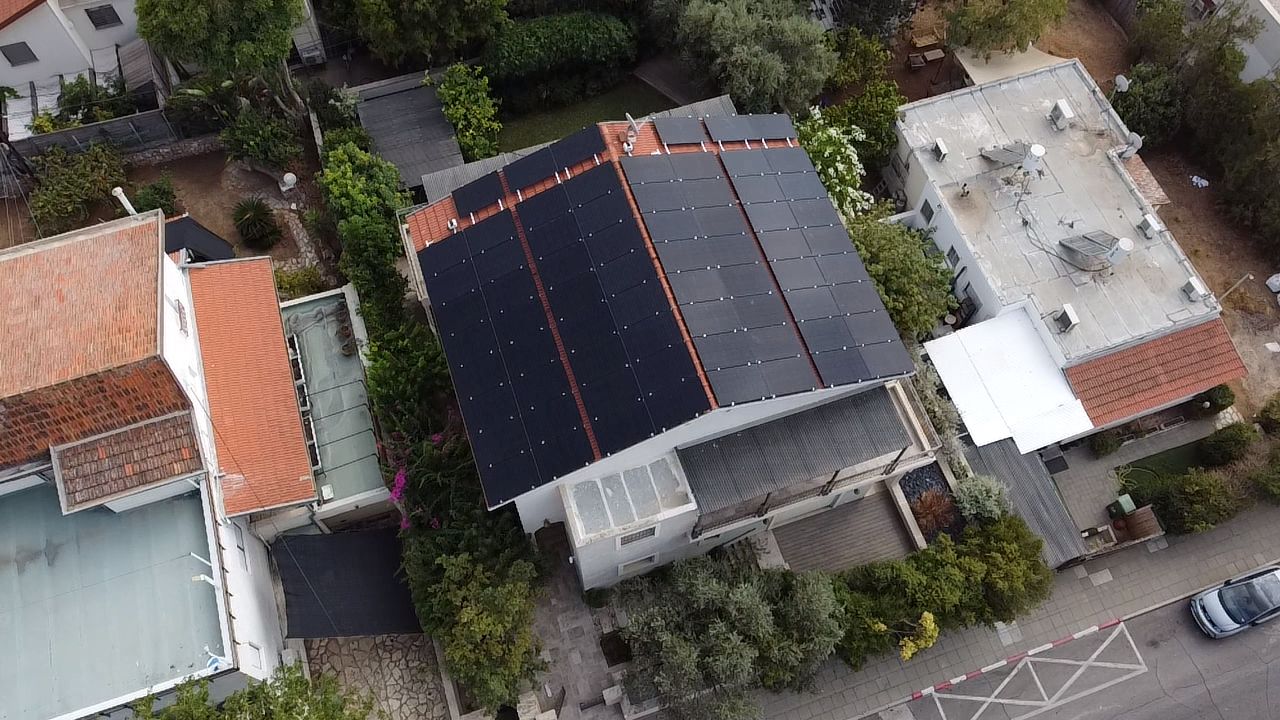 מערכות סולאריות ביבנה 1 מערכת גג רעפים ביתית פאנל All Black