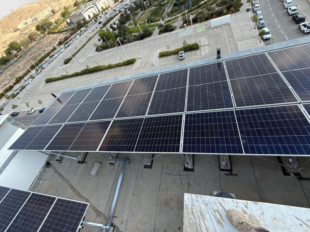 מערכות סולאריות בבאר שבע 1 התקנה אסטתית של הקולטים בגובה המעקה, בית משותף באר שבע רחוב התבונה