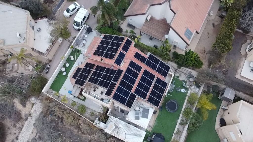 מערכות סולאריות בטירת כרמל 1 43 פאנלים סולאריים AIKO 650w הספק מערכת 27.95kWp