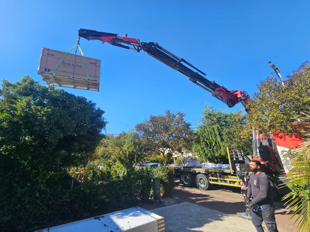 מערכות סולאריות ברמת גן 1 פריקת פאנל סולארי מהאוויר